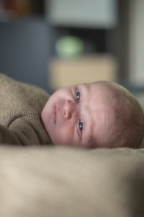 Baby kijkend foto