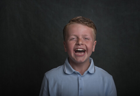 Cas lachende jongen